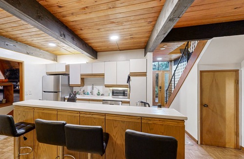 Neighbors Southwest House | Wooded hideaway, a tranquil retreat in the heart of Beaverton with loft and WiFi