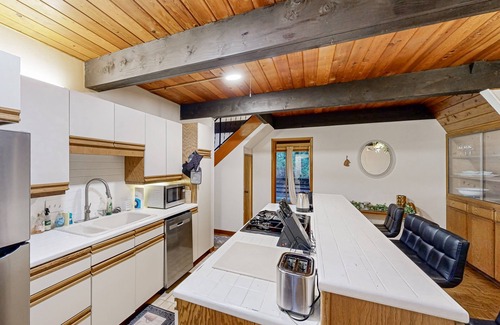 Neighbors Southwest House | Wooded hideaway, a tranquil retreat in the heart of Beaverton with loft and WiFi