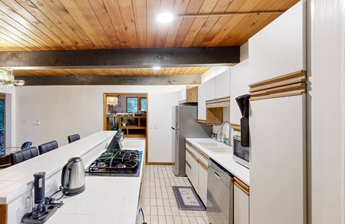 Neighbors Southwest House | Wooded hideaway, a tranquil retreat in the heart of Beaverton with loft and WiFi