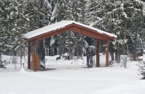 Sandpoint Apartment | Wooded, peaceful setting 15 minutes from the Lake!
