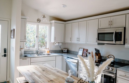 Newland House | Wooded Wanderlust Cabin | Chic & Cozy Retreat | Pets OK