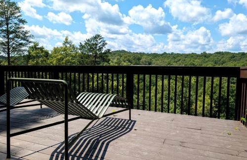 Demorest House | Wooden Cabin with Hot-Tub and Pool Table in Demorest, Georgia