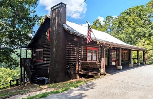 Demorest House | Wooden Cabin with Hot-Tub and Pool Table in Demorest, Georgia