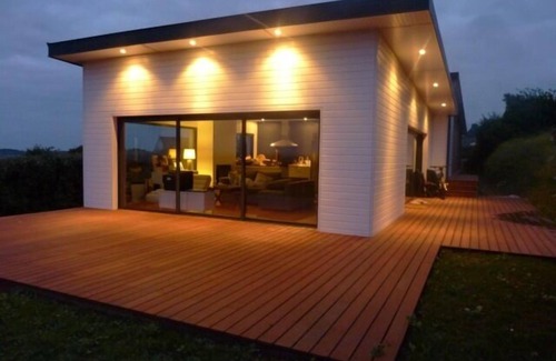 Landeda House | Wooden house overlooking the sea at 180 °.