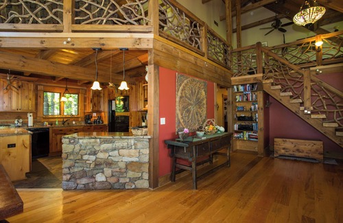 Fairview Cabin | Woodhaven | Private, Pet Friendly, Hot Tub & Mountain View!