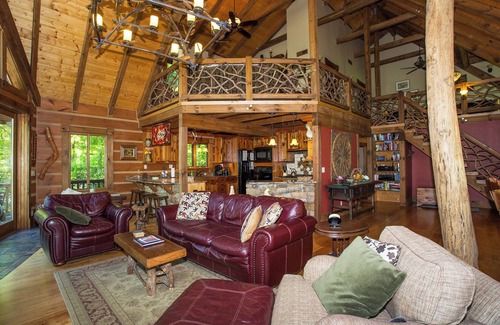 Fairview Cabin | Woodhaven | Private, Pet Friendly, Hot Tub & Mountain View!