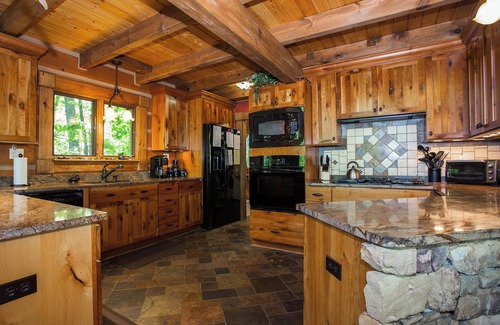 Fairview Cabin | Woodhaven | Private, Pet Friendly, Hot Tub & Mountain View!