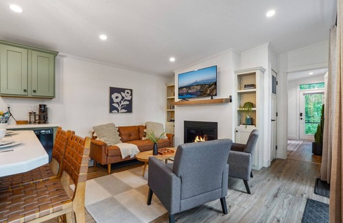 Quarryville House | Woodland Chalet Hot Tub Fire Pit Grill