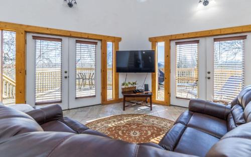 Boyds Creek Villa | Woodland Chalet
