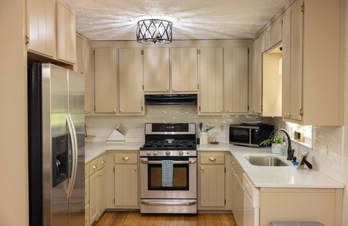Acworth House | Woodland cottage near LakePoint Sports Complex & Butterfly Pavilion
