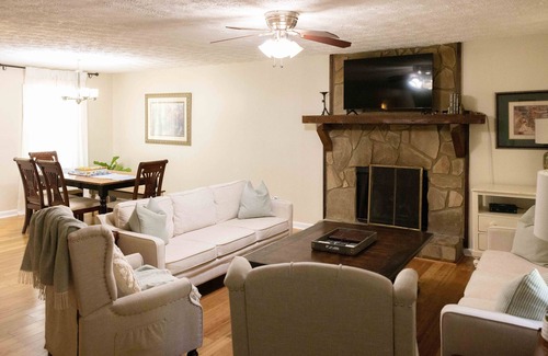 Acworth House | Woodland cottage near LakePoint Sports Complex & Butterfly Pavilion