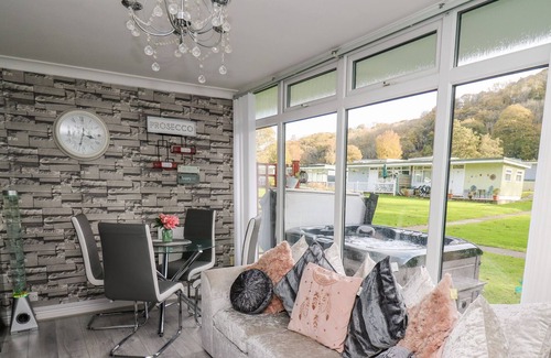 New Quay Cabin | WOODLAND FOREST, family friendly, with hot tub in New Quay
