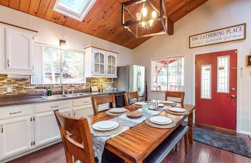 Crestline House | Woodland Hideaway