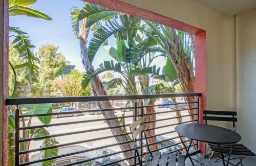 Woodland Hills Apartment | Woodland Hills 1BR w pool gym nr Warner center LAX-893