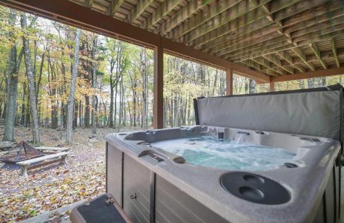 Lake Harmony Estates House | Woodland Oasis by AvantStay Hot Tub Firepit Walk to Lake