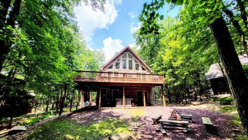 Lake Harmony Estates House | Woodland Oasis by AvantStay Hot Tub Firepit Walk to Lake