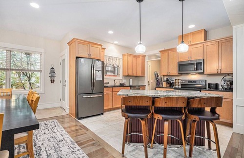 South Haven House | Woodland Retreat: Steps to Beach, Sleeps 12!