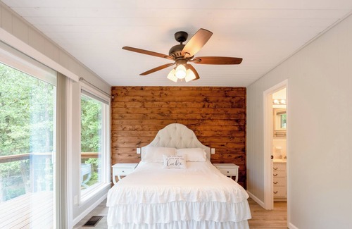 Heber Springs Cabin | Woodland Retreat is a perfect destination to relax w/gorgeous lakefront views!