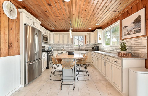 Brighton House | Woodland Shores: A Holiday A Getaway Like No Other! Vacation Awaits with Hot Tub on Woodland Lake!