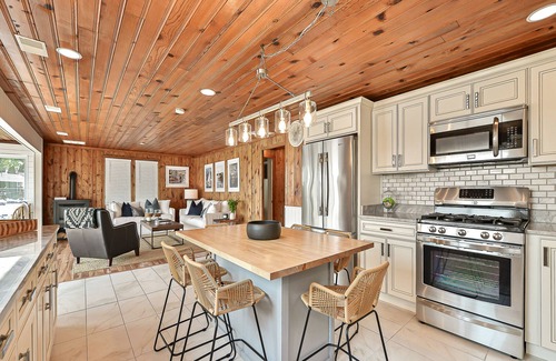 Brighton House | Woodland Shores: A Holiday A Getaway Like No Other! Vacation Awaits with Hot Tub on Woodland Lake!