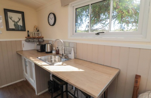 Scarborough Cottage | WOODPECKERS SHEPHERDS HUT, pet friendly, with a garden in Burniston