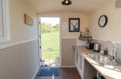 Scarborough Cottage | WOODPECKERS SHEPHERDS HUT, pet friendly, with a garden in Burniston