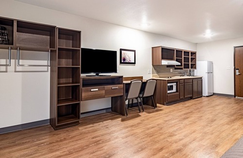 Maumee Hotel | WoodSpring Suites Toledo Maumee
