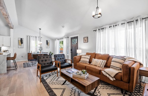 Woodstock House | Woodstock Charm- 2 min to downtown Woodstock & Pet Friendly!