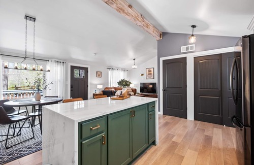 Woodstock House | Woodstock Charm- 2 min to downtown Woodstock & Pet Friendly!