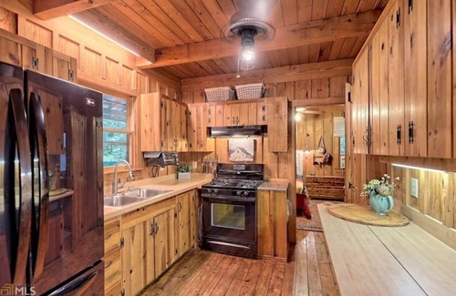 Lakemont Cabin | Woodsy Cabin near Lake Rabun Beach