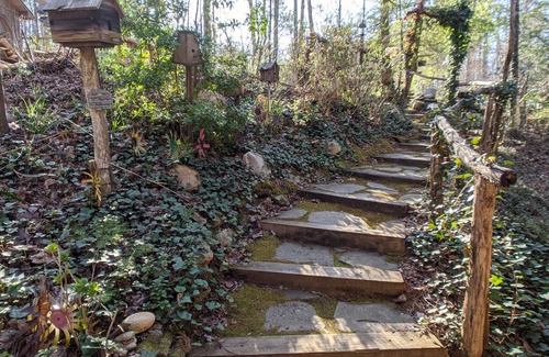 Lakemont Cabin | Woodsy Cabin near Lake Rabun Beach