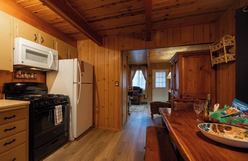 Big Bear City Cabin | Woodsy cabin with WiFi , pets ok ,fence yard. Close to all things in Big Bear