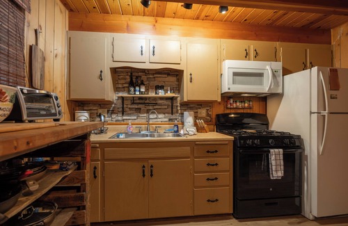 Big Bear City Cabin | Woodsy cabin with WiFi , pets ok ,fence yard. Close to all things in Big Bear