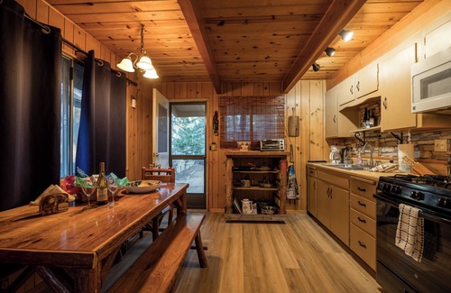 Big Bear City Cabin | Woodsy cabin with WiFi , pets ok ,fence yard. Close to all things in Big Bear