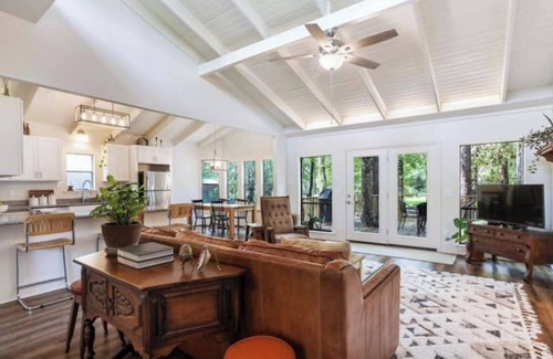 Covington House | Woodsy Cottage in Downtown