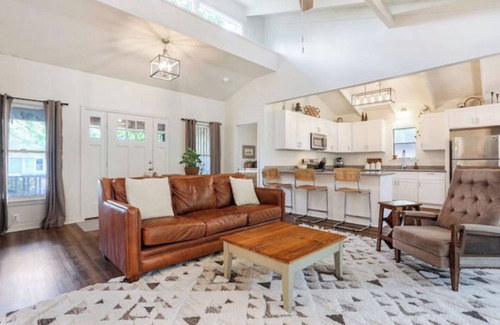 Covington House | Woodsy Cottage in Downtown