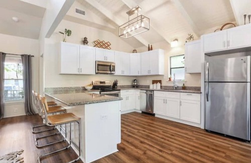Covington House | Woodsy Cottage in Downtown