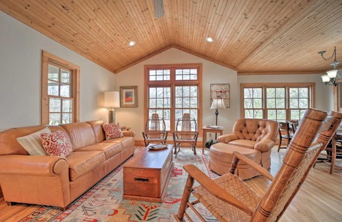 Cashiers House | Woodsy Smoky Mtn Hideaway with Grill and Views!
