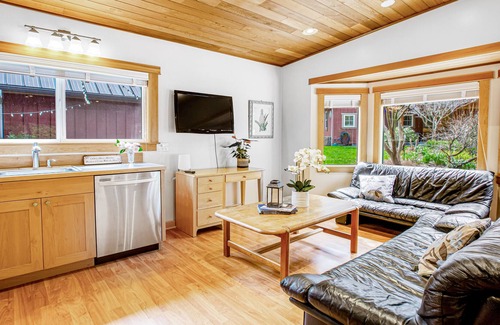 Langley Cottage | Woodsy studio with high-speed WiFi, gas fireplace, and shared grill