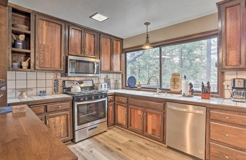 Twin Peaks House | Woodsy Twin Peaks Getaway w/Hot Tub & Views!
