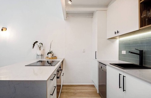 Bulimba Apartment | Woolstore Style! ~ 2Bed/2Bath/1Car ~ Teneriffe
