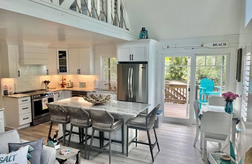 Emerald Isle House | Woosaah Life - Remodeled 2023-2 King EnSuites,Dog Friendly,Pvt Beach Parking