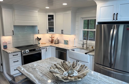 Emerald Isle House | Woosaah Life - Remodeled 2023-2 King EnSuites,Dog Friendly,Pvt Beach Parking