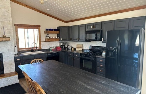 Monticello House | Work and play at the Scenic Views in Monticello.