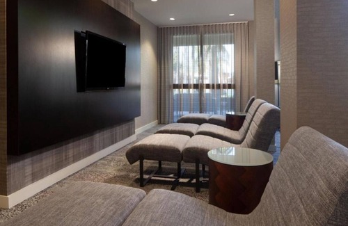 Oakland House | Work and unwind at our Oakland International Airport room