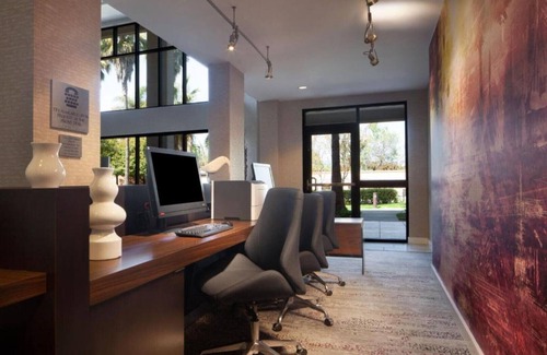 Oakland House | Work and unwind at our Oakland International Airport room