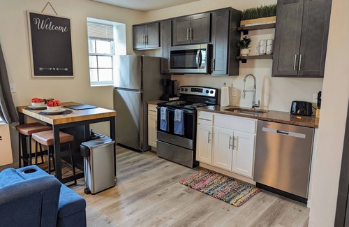 New Center Detroit Apartment | Work/Play Base: Park Free, 10mins DTWN, Fast WiFi