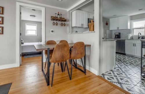 Sunnyside House | Work & Play, Sunnyside Home plus Private ADU