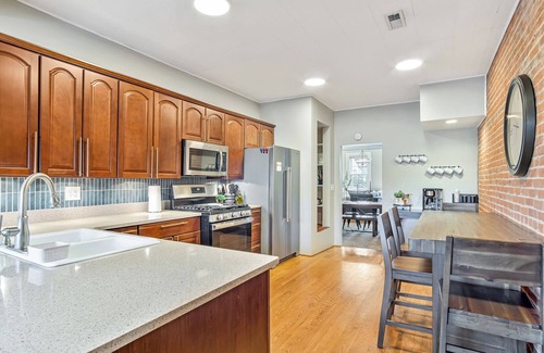 Waterloo Apartment | Work, Relax, Unwind: Loft Stay!