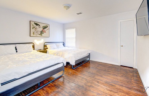 Beaumont House | Workers Haven - Pet Friendly- Patio- Fiber Wi-fi